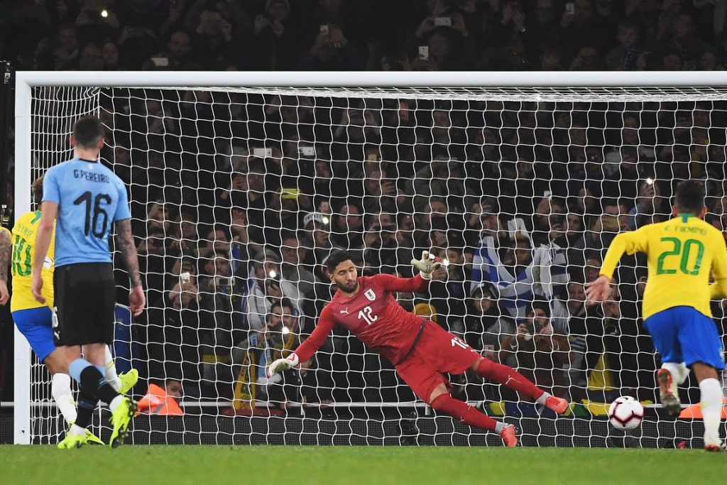 Com pênalti polêmico, Brasil derrota Uruguai por 1 a 0 em amistoso na Inglaterra