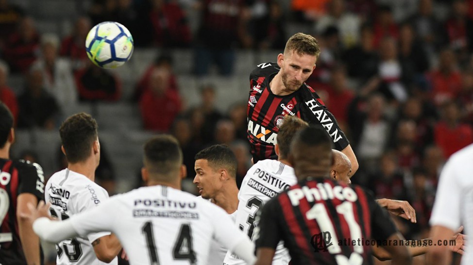 Atlético do Paraná ainda sonha com vaga na Libertadores após derrotar Corinthians