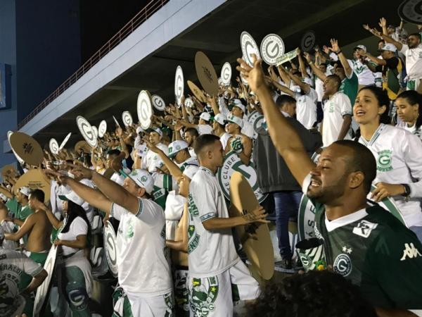 Goiás comemora o seu retorno à Séria A após derrotar o Oeste na rodada deste sábado