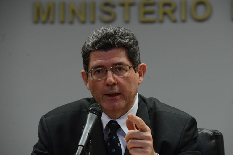 Bolsonaro cobra lealdade a Joaquim Levy e ameaça demiti-lo da presidência do BNDES