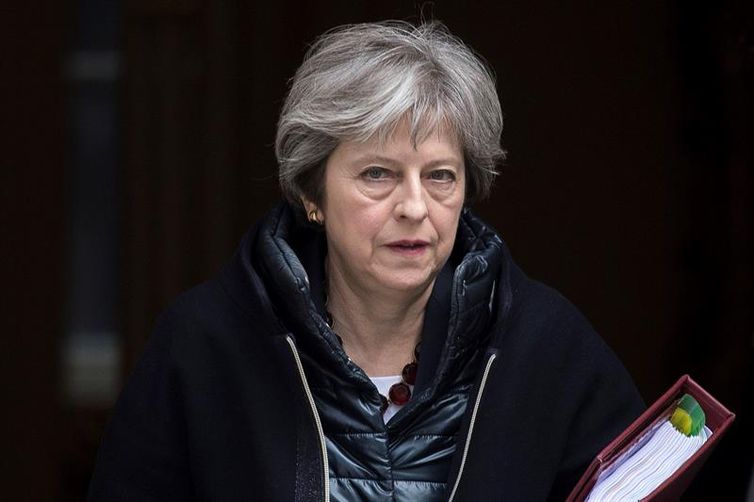 Theresa May adverte que Reino Unido pode entrar num “território desconhecido”