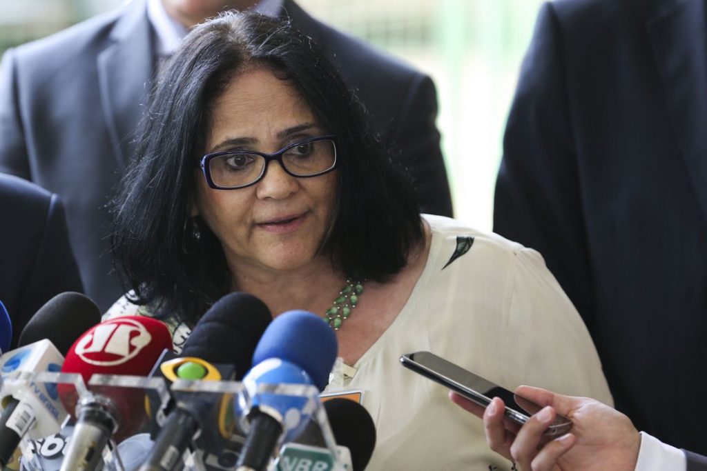 Em vídeo, ministra diz “menino veste azul e menina veste rosa”