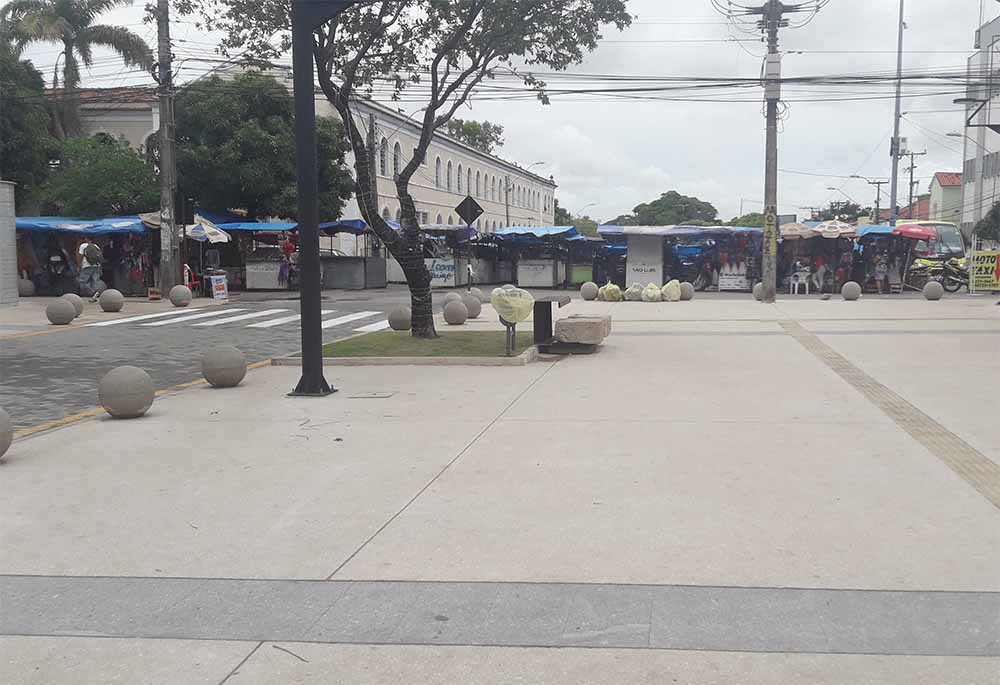 Feira em frente e na lateral do Liceu Maranhense compromete beleza da nova Deodoro
