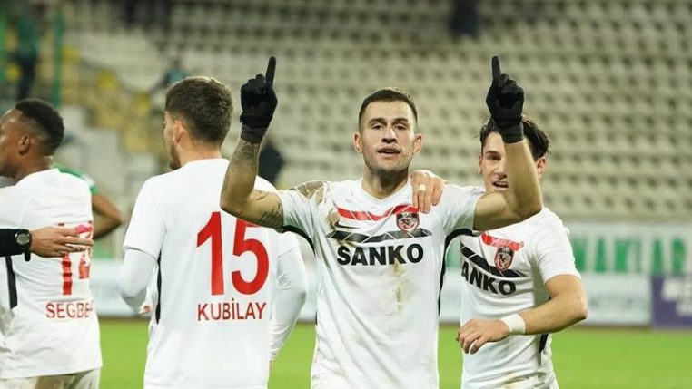 Com mais gols na Europa do que no Brasil, Jefferson vibra com fase especial na Turquia