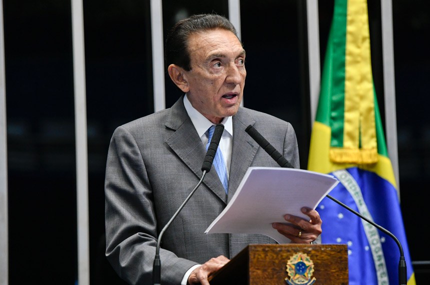 Na despedida do Senado, Edison Lobão diz que não abandonará política