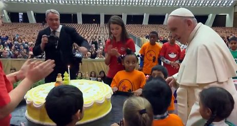 Crianças fazem festa para comemorar os 82 anos do Papa Francisco