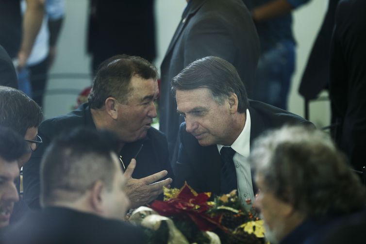 Cantores sertanejos prestam homenagem ao presidente eleito, Jair Bolsonaro