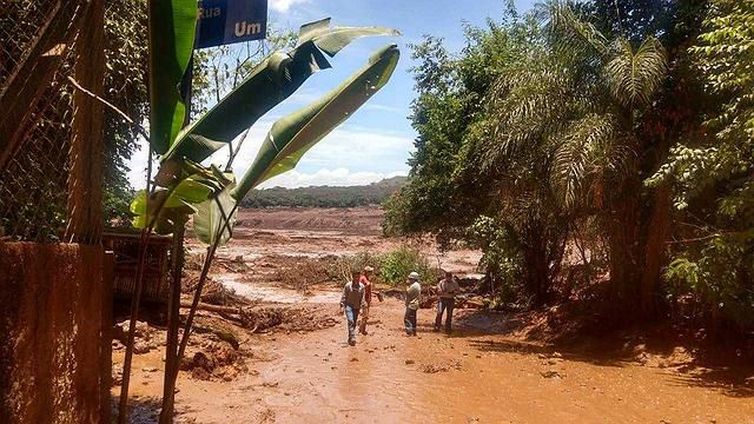 Número de mortos no desastre de barragem em Minas aumenta para 110