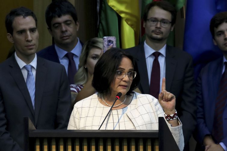 Ministra Damares Alves diz que direitos da comunidade LGBT serão respeitados