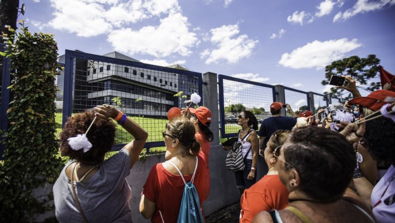 Simpatizantes de Lula passam réveillon em frente à sede da PF em Curitiba