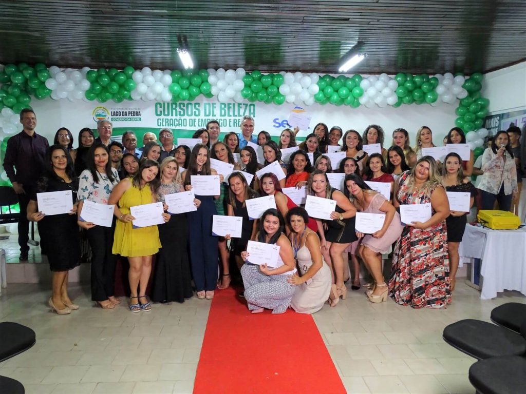 Senac entrega certificados a concludentes de cursos do Carreta-Escola em Lago da Pedra