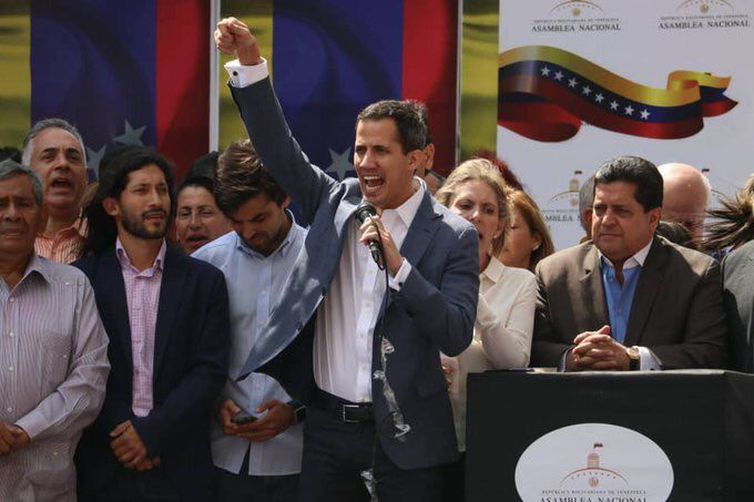 Brasil é um dos primeiros países a reconhecer Guaidó presidente da Venezuela