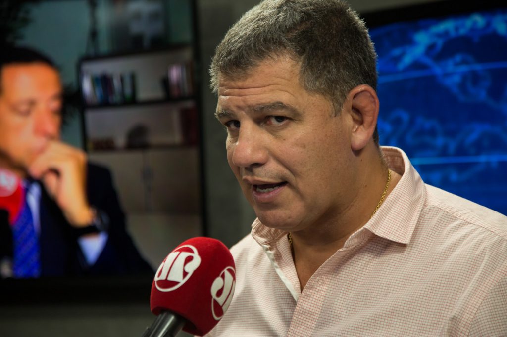 Gustavo Bebiano diz que Carlos Bolsonaro fez “macumba psicológica” na cabeça do presidente