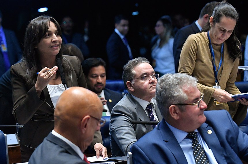 Eliziane e Weverton votam contra as armas; Roberto Rocha, a favor