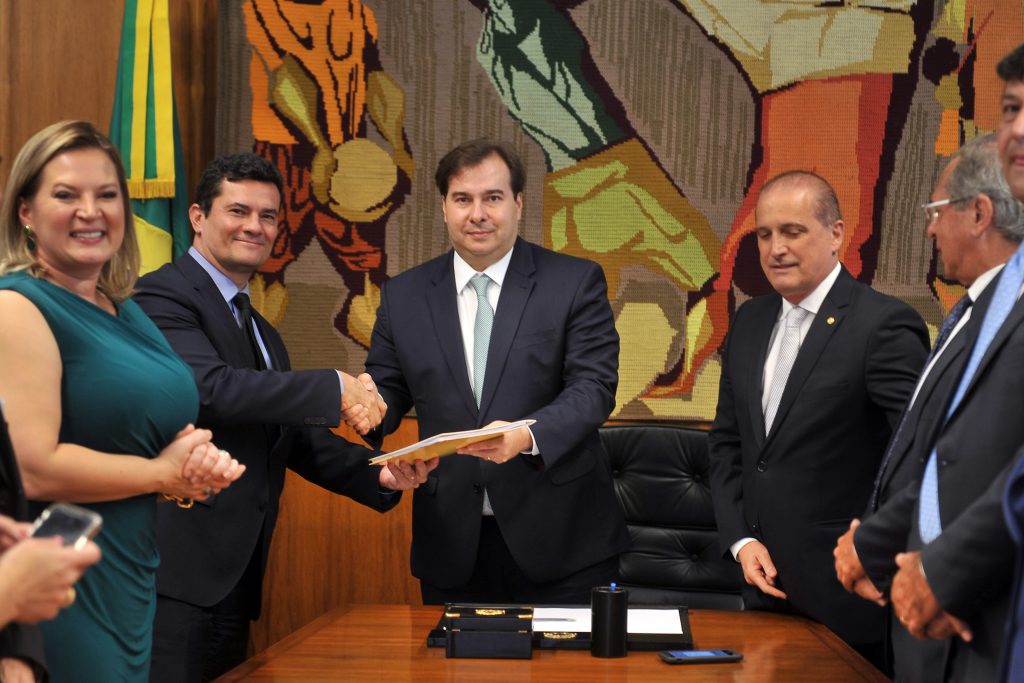 Sérgio Moro entrega projeto anticrime ao presidente da Câmara Federal