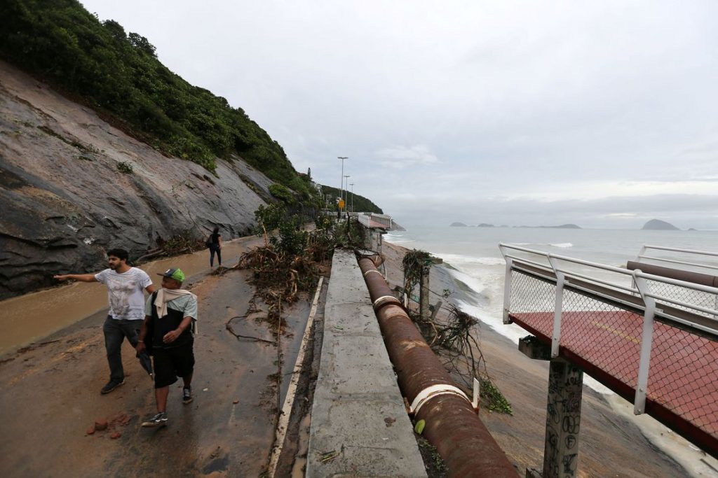 Sobe para seis mortos no Rio e prefeitura decreta luto oficial