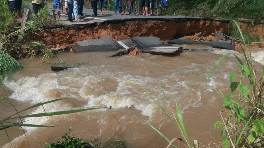 Açude se rompe e interdita BR 316 entre os municípios de Zé Doca e Pedro do Rosário
