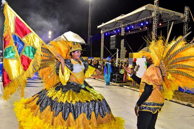 Último dia de desfile de escolas e blocos leva grande público para a Passarela do Samba