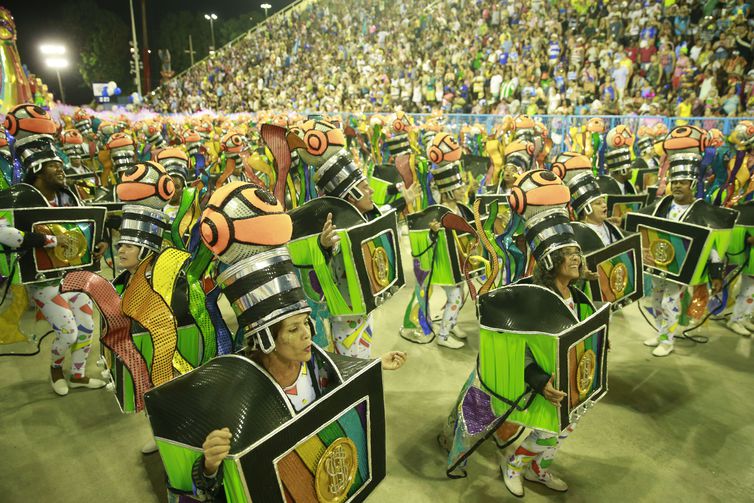 São Clemente volta a defender enredo com críticas à manipulação do carnaval