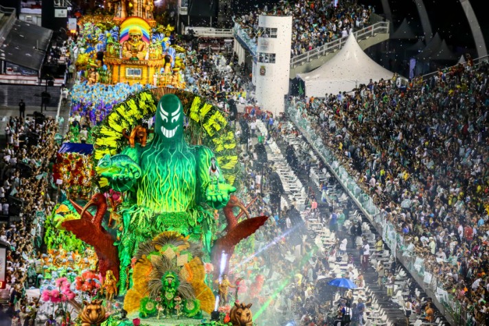 Com enredo sobre a avó de Zumbi do Palmeiras, Mancha Verde vence carnaval paulista