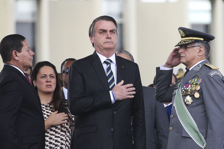 Presidente Jair Bolsonaro diz que Exército “respira e transpira” democracia