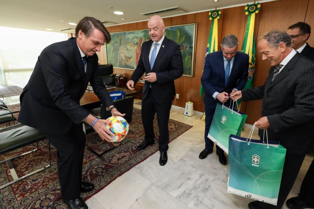 Jair Bolsonaro recebe presidentes da Fifa e CBF, Infantino e Caboclo