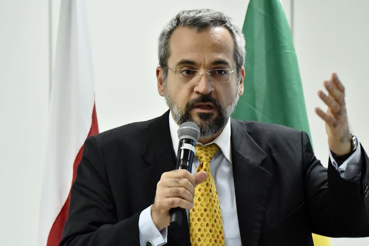 Ministro da Educação vai ao Senado explicar cortes nas universidades
