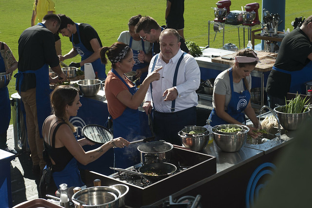 Cozinheiros do MasterChef vão servir 400 mulheres na prova deste domingo
