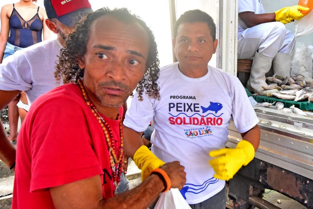 Prefeitura de São Luís distribui peixes para famílias atingidas pelas chuvas