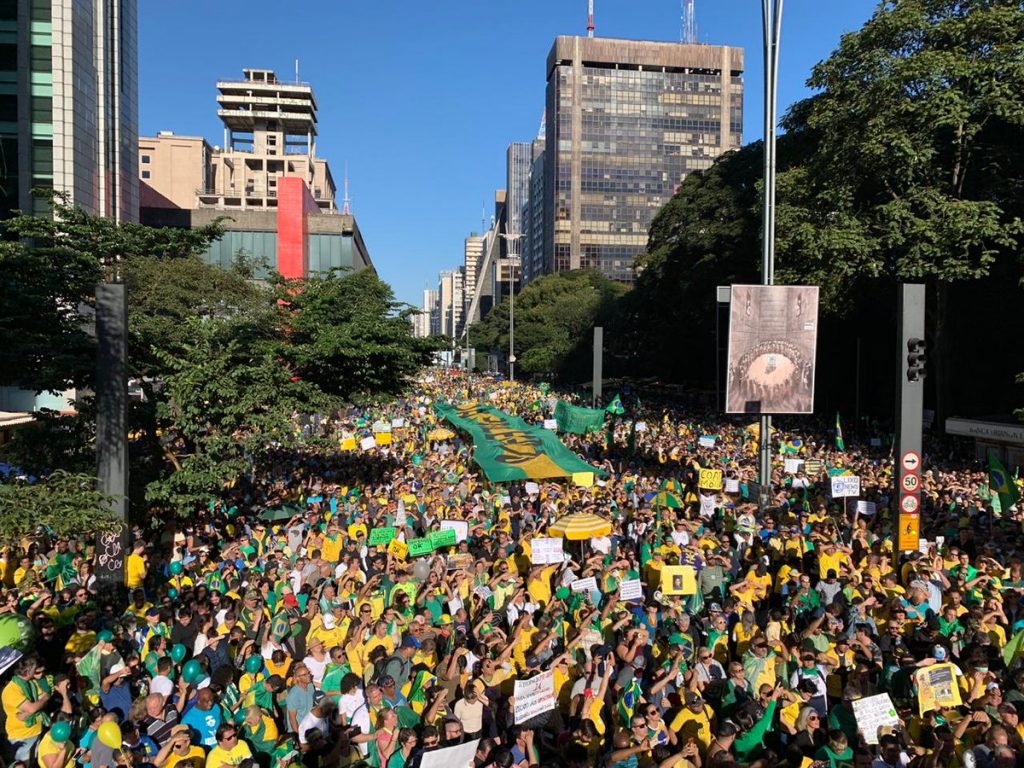 Simpatizantes de Bolsonaro enchem as ruas do Brasil de verde e amarelo em defesa do governo