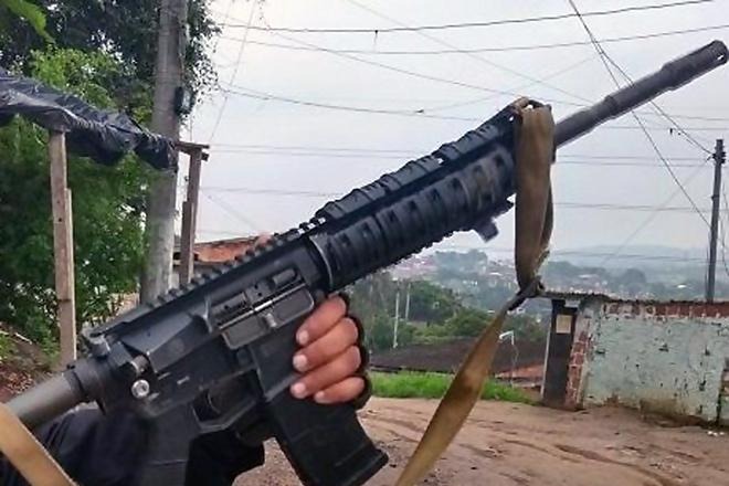 Jair Bolsonaro quer ampliar porte de armas para servidores públicos