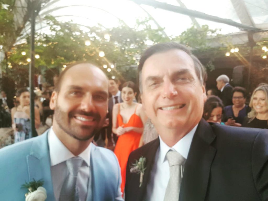 Bolsonaro repreende filho por pregar volta do AI5 para enfrentar “radicalismo” da esquerda