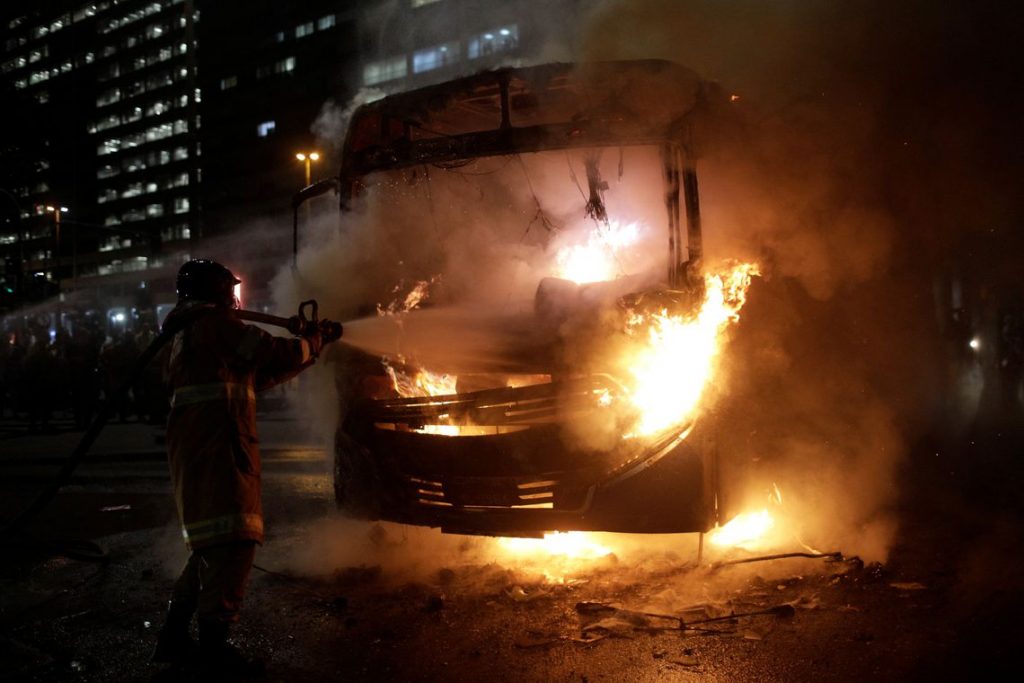 Ônibus é incendiado após manifestações pró-Educação no Rio de Janeiro