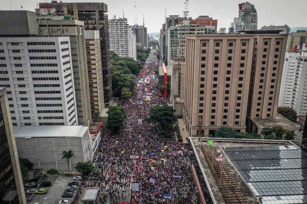 Manifestações contra cortes na Educação são realizadas em diversas cidades de todo o país