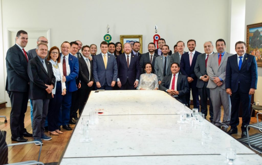Governador em exercício Othelino Neto recebe visita de deputados nos Leões