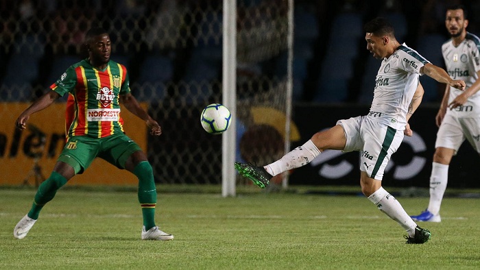 Sampaio segura o Palmeiras em boa parte do jogo, mas cede gol nos minutos finais