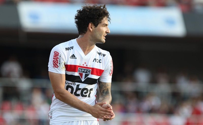 São Paulo derrota Goiás e assume liderança do Brasileirão. Vasco perde e segura a lanterna
