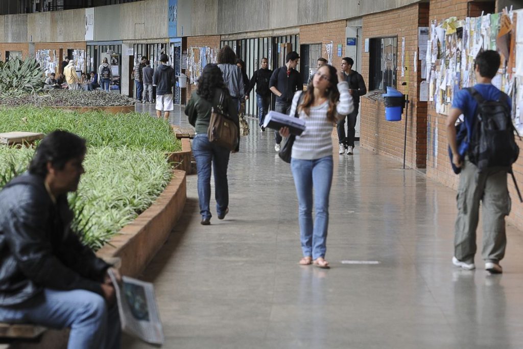 Após muito desgaste para o governo, ministro anuncia liberação das verbas de universidades