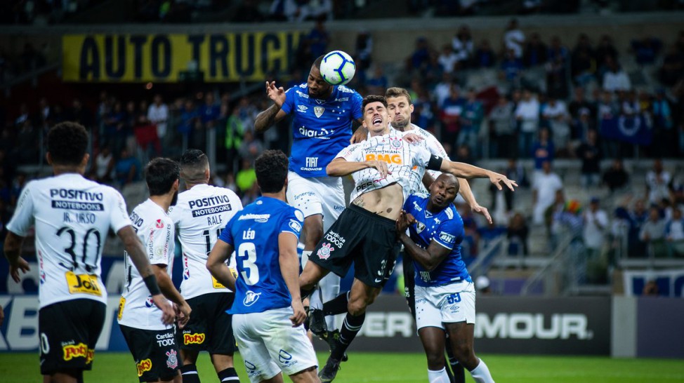 Corinthians, de olho no G4, e Cruzeiro, com medo da degola, se enfrentam na Arena Itaquera