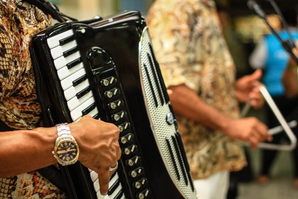 Ministério do Turismo faz playlist com os maiores sucessos que embalam as festas de São João