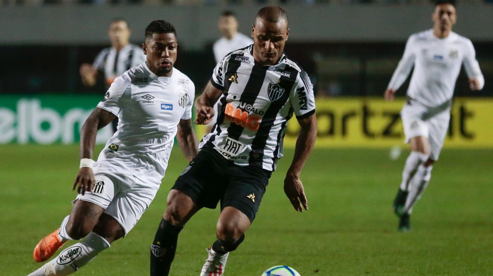 Atlético Mineiro vence de virada no Pacaembu e elimina Santos da Copa do Brasil