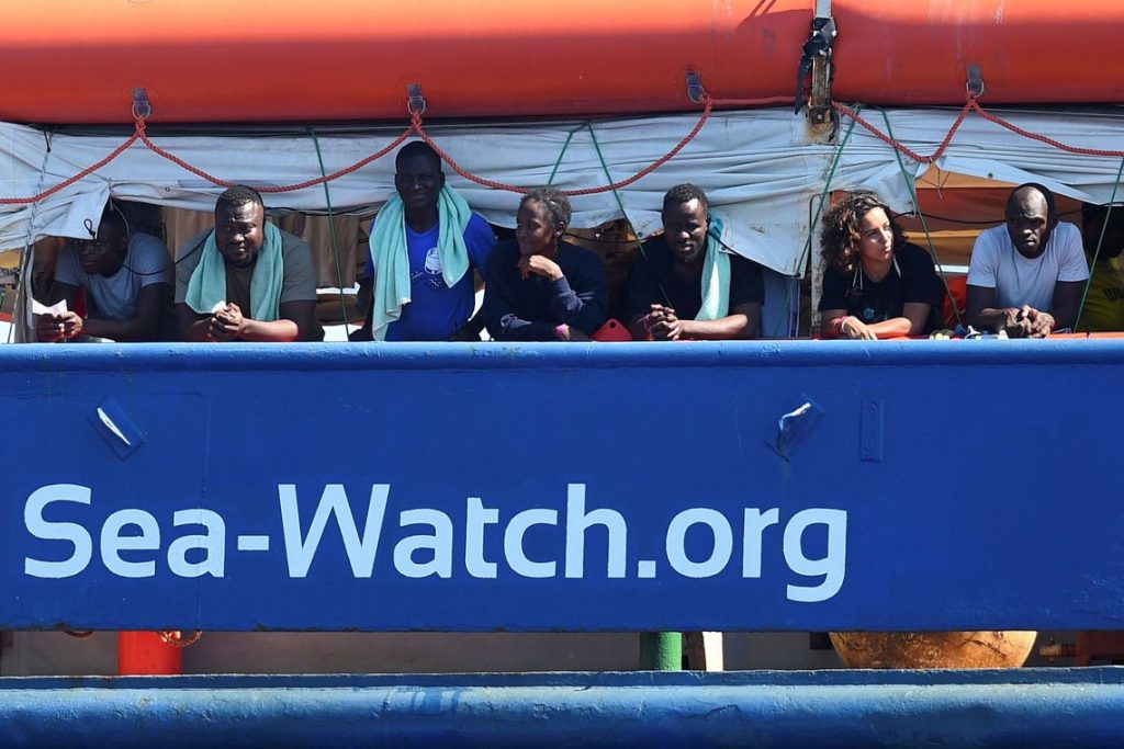 Itália não permite entrada de navio com migrantes em Lampedusa