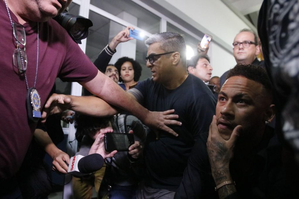 Neymar agradece carinho dos fãs após prestar depoimento à polícia