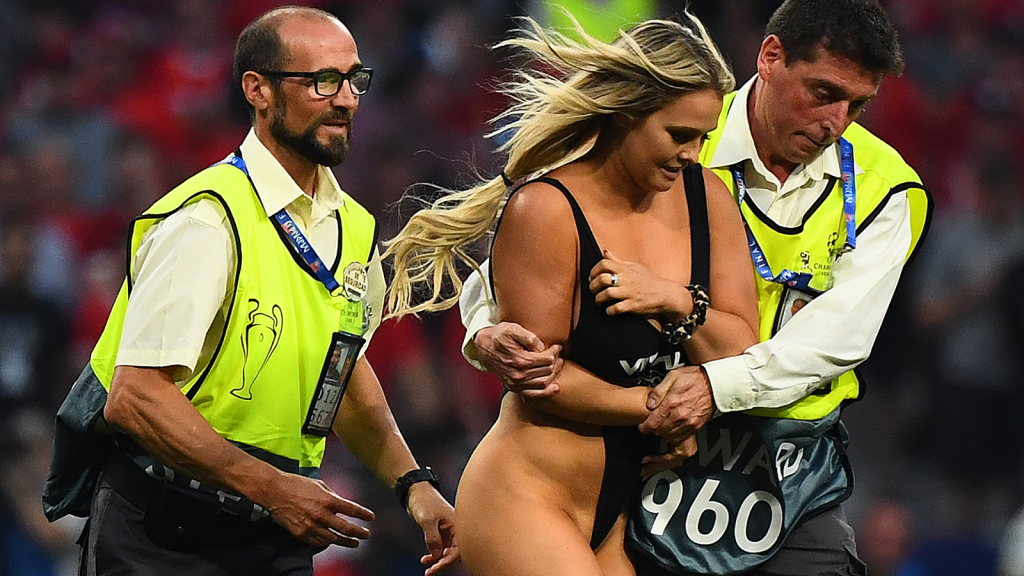 Torcedora invade estádio na final da Champions League para fazer propaganda de canal erótico