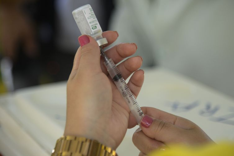 Testes com vacina de Oxford recomeçam no Brasil nesta segunda-feira