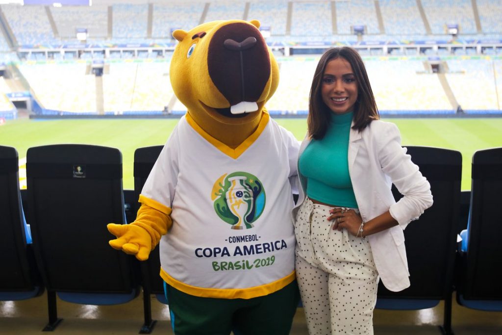 Anitta canta na cerimônia de abertura da final da UEFA Champions League neste sábado