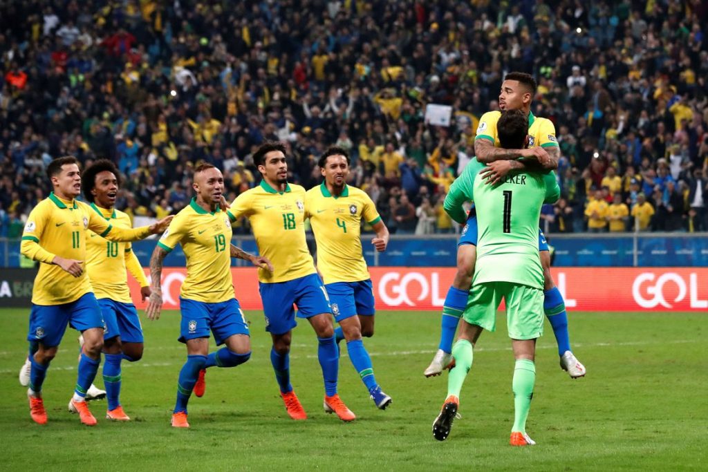 Com gols de Gabriel de Jesus e Firmino, Brasil elimina Argentina e faz final com Peru ou Chile
