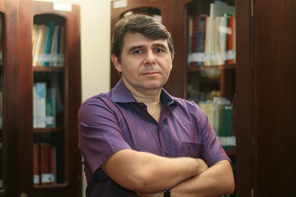 Economista analisa em livro a crise econômica nos últimos três anos