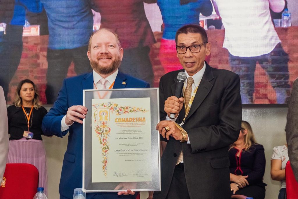 Deputado Othelino Neto é homenageado em evento da Assembleia de Deus