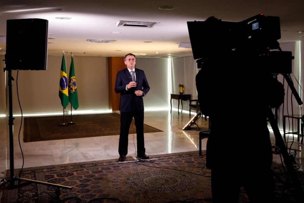 Jair Bolsonaro diz que tolerância a queimadas na Amazônia é zero